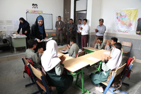 بازدید مدیرکل کانون استان از دانش آموزان مدرسه چندپایه نصر(روستای تنگ خوش شهرستان دیر)