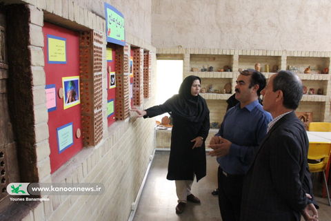 بازدید مدیر کل از نمایشگاه آثار سفال اعضاء مراکز با عنوان صلح/ عکس از یونس بنامولایی