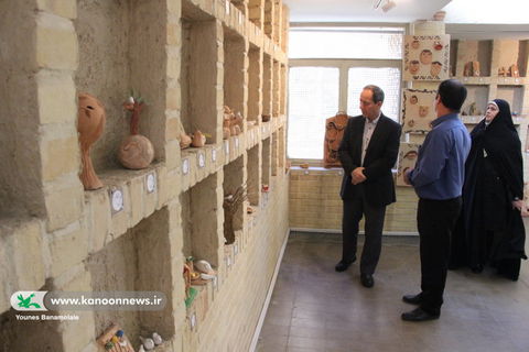 بازدید مدیر کل از نمایشگاه آثار سفال اعضاء مراکز با عنوان صلح/ عکس از یونس بنامولایی