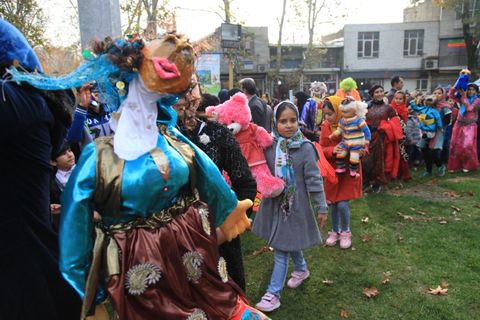 شادپیمایی عروسک ها در میان استقبال کودکان و نوجوانان کنگاور