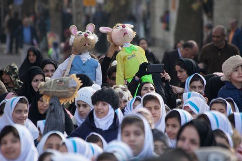 شادپیمایی عروسک ها در میان استقبال کودکان و نوجوانان کنگاور (۲)