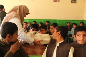 آزمایشگاه سیار کانون پرورش فکری مهمان مدرسه‌ای در حاشیه‌ی شهر زاهدان بود