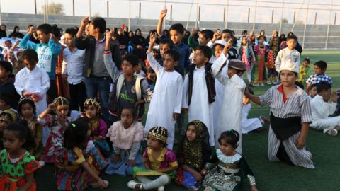 عروسک های نمایشی کانون بوشهر به دیدار کودکان روستای زبار رفتند