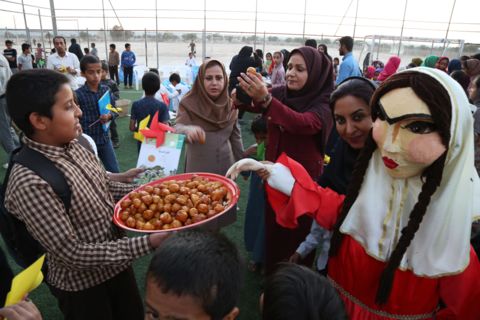 عروسک های نمایشی کانون بوشهر به دیدار کودکان روستای زبار رفتند