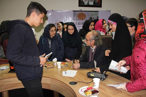 اعضای انجمن ادبی آفتاب در کنار فرهاد حسن‌زاده نویسنده رمان «هستی»