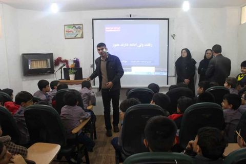 حضور شاعر کانون در جمع دانش آموزان/ کانون فارس