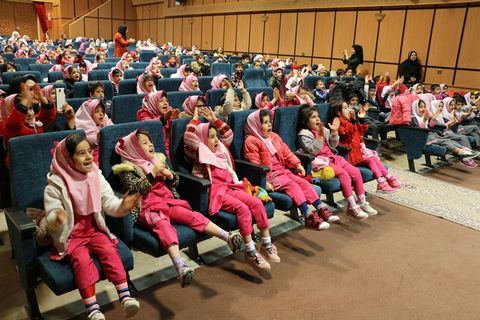 اجرای نمایش کی از همه قوی تره توسط واحد هنرهای نمایشی کانون در سینما کودک شهرکرد 