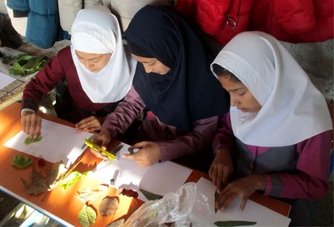 خلاقیت مربی کتاب‌خانه سیار کانون گمیشان در آموزش مهارت‌ دست‌ورزی به کودکان و نوجوانان روستایی
