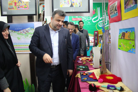 بازید استاندار مازندران از غرفه کانون پرورش فکری در نمایشگاه دستاوردهای انقلاب اسلامی 