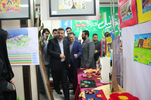بازید استاندار مازندران از غرفه کانون پرورش فکری در نمایشگاه دستاوردهای انقلاب اسلامی 
