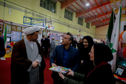 بازدید رئیس شورای هماهنگی تبلیغات اسلامی از غرفه کانون در نمایشگاه دستاوردهای چهل ساله انقلاب