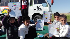 گزارش تصویری جشن کودکانه‌های انقلاب کتابخانه سیار کانون خوزستان در حیات آباد هارکله