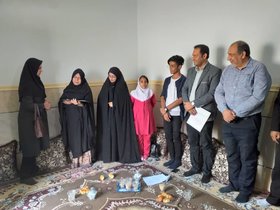 دیدار مربیان واعضای کانون پرورش فکری جاسک با خانواده شهید عیدی‌زاده