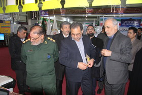 بازدید مسئولان استان از غرفه کانون در نمایشگاه دستاوردهای انقلاب اسلامی