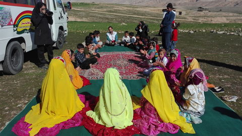 جشن کودکانه‌های انقلاب کتابخانه سیار کانون خوزستان در حیات آباد هارکله