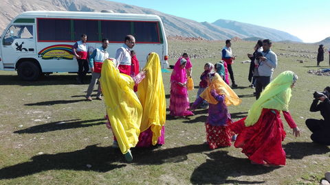 جشن کودکانه‌های انقلاب کتابخانه سیار کانون خوزستان در حیات آباد هارکله