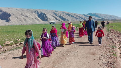 جشن کودکانه‌های انقلاب کتابخانه سیار کانون خوزستان در حیات آباد هارکله