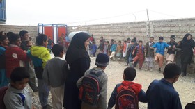 کتاب‌خانه‌ی سیار شهری زاهدان(سیستان و بلوچستان) مهمان دانش‌آموزان حاشیه‌ی شهر در دهه‌ی فجر
