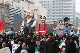 اجرای نمایش و شادی‌پیمایی عروسک‌های نوستالژی در مسیر راهپیمایی۲۲ بهمن