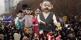شادپیمایی عروسک‌ها در مسیر راه‌پیمایی ۲۲بهمن