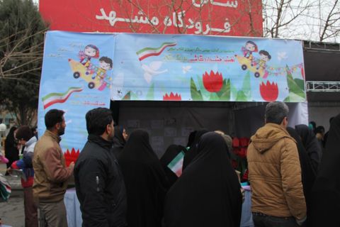 ایستگاه نقاشی«به رنگ انقلاب» در راهپیمایی ۲۲بهمن-مشهد مقدس