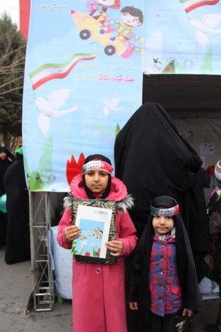 ایستگاه نقاشی«به رنگ انقلاب» در راهپیمایی ۲۲بهمن-مشهد مقدس