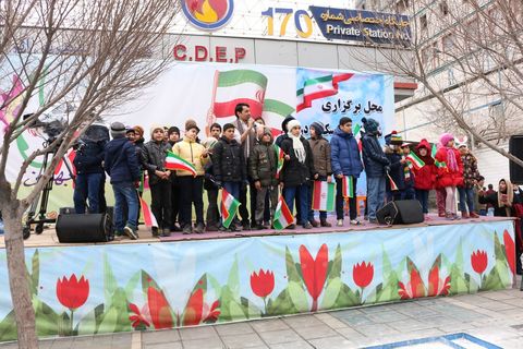 اجرای نمایش و شادی‌پیمایی عروسک‌های نوستالژی در مسیر راهپیمایی22 بهمن