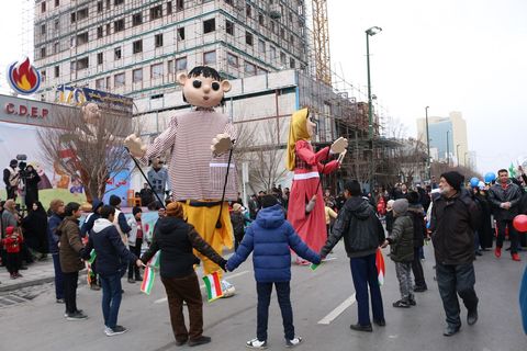 اجرای نمایش و شادی‌پیمایی عروسک‌های نوستالژی در مسیر راهپیمایی22 بهمن