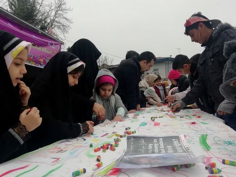برپایی ایستگاه فرهنگی‌هنری و حماسه‌آفرینی اعضای کودک و نوجوان کانون گلستان در راهپیمایی ۲۲ بهمن