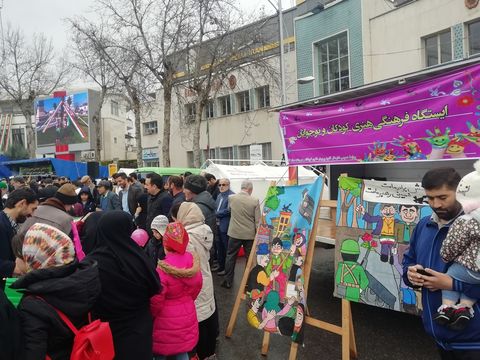 برپایی ایستگاه فرهنگی‌هنری و حماسه‌آفرینی اعضای کودک و نوجوان کانون گلستان در راهپیمایی ۲۲ بهمن