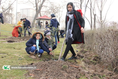 رویش نو ـ ویژه برنامه روز درختکاری توسط اعضا کانون تهران در پارک پلیس/ عکس از الهه علیرضالو