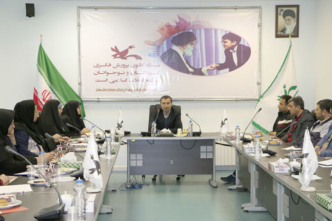 نشست هم‌اندیشی مسئولان مراکز فرهنگی‌هنری کانون استان سمنان