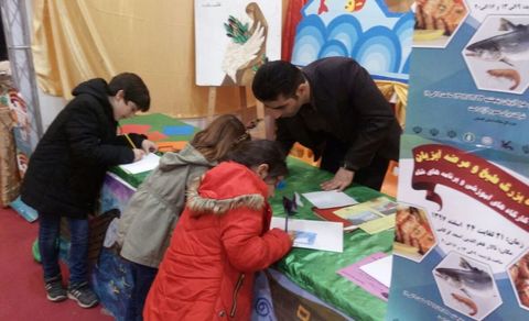 غرفه معرفی ظرفیت‌های کانون پرورش فکری در جشنواره بزرگ طبخ و عرضه آبزیان در گرگان