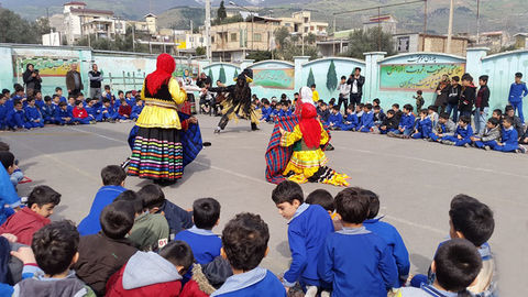 نوروزی‌خوانی گروه نمایش کانون گیلان در مدارس رستم‌آباد