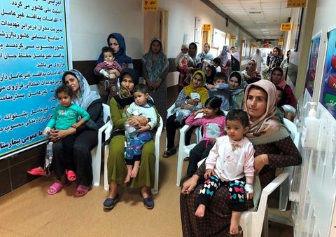 عیادت و دل‌جویی هنرمندانه مربیان و اعضای کانون گلستان از کودکان بیمار در آستانه عید نوروز