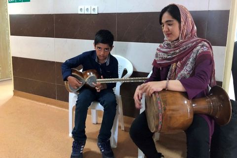 عیادت و دل‌جویی هنرمندانه مربیان و اعضای کانون گلستان از کودکان بیمار در آستانه عید نوروز