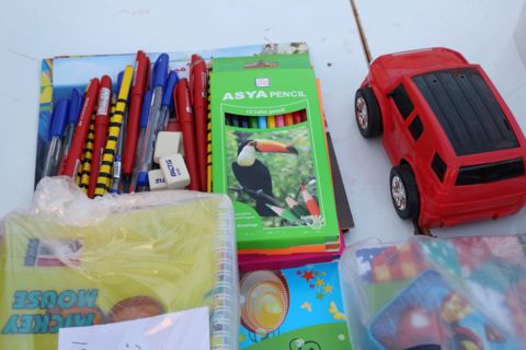 پایگاه جمع آوری نوشت افزار و اسباب بازی برای کودکان سیل زده (مرکز شماره 2 کانون)