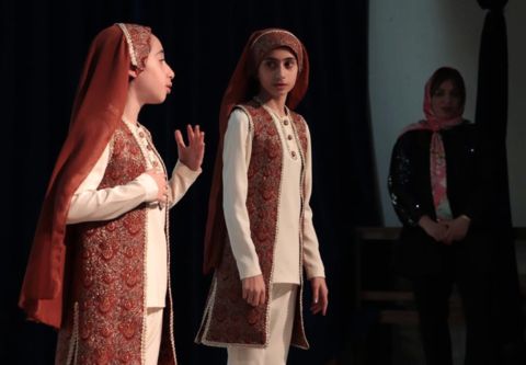 مراسم شاهنامه خوانی توسط اعضا مراکز کانون بوشهر به نفع کودکان مناطق سیل زده