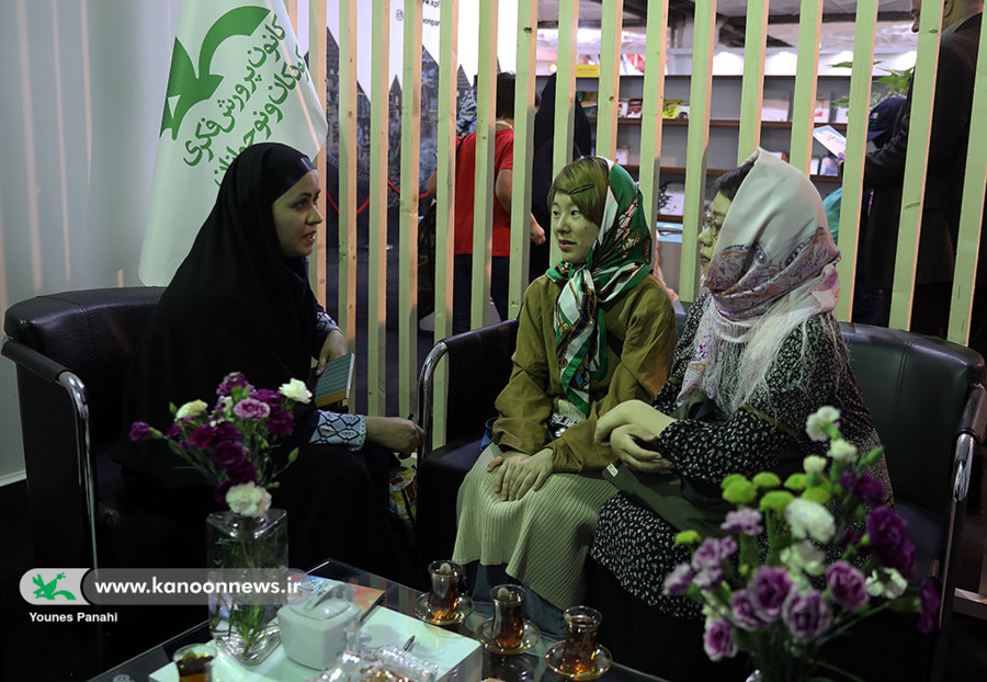 بازدید اعضای تحریریه انتشارات کودانشا ژاپن از غرفه کانون در نمایشگاه کتاب تهران کودکان ژاپنی با ادبیات ایران آشنا میشوند