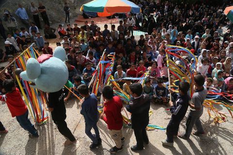 امداد فرهنگی «پیک امید» کانون در مناطق سیل‌زده شهرستان معمولان