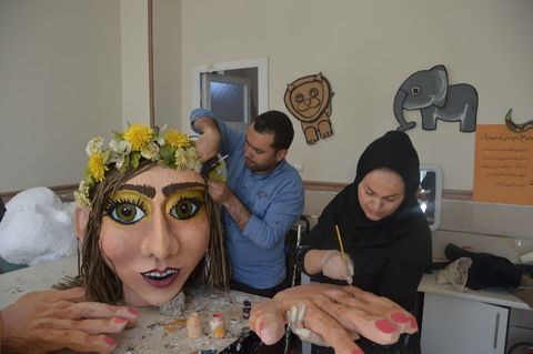 عروسک‌های غول‌پیکر برای شادپیمایی عروسک‌ها در کرمانشاه آماده می‌شوند