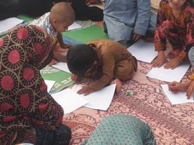 حضور کتابخانه‌ی سیار شهری زاهدان در میان کودکان حاشیه‌ی شهر به مناسبت هفته‌ی مبارزه با مواد مخدر