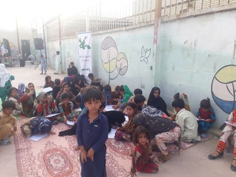 حضور واحد سیار شهری کانون در میان کودکان حاشیه شهر زاهدان به مناسبت هفته‌ی مبارزه با مواد مخدر