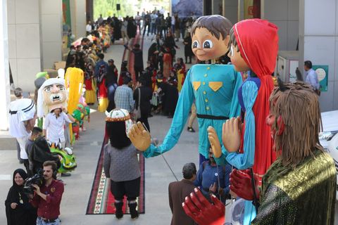 برگزاری شادپیمایی عروسک ها هم زمان با مراسم افتتاحیه دومین جشنواره ملی پویانمایی در کرمانشاه