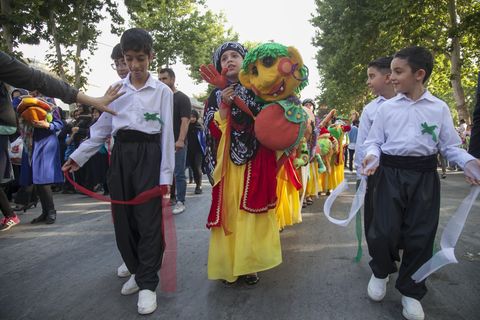 مراسم شادپیمایی عروسک ها در محوطه تاریخی تاق بستان برگزار شد