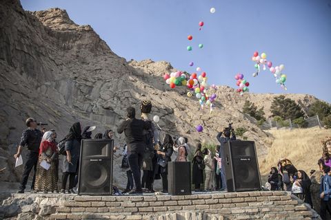مراسم شادپیمایی عروسک ها در محوطه تاریخی تاق بستان برگزار شد