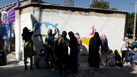 نقاشی های اعضای کانون لرستان بر دیوار خیابان های شهر خودنمایی می کنند