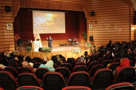 معرفی جشنواره قصه‌گویی کانون در همایش «هزار روز طلایی رشد کودک» کرج