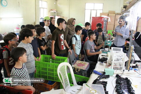 اردوی بازدید اعضای مرکز 37 از کارخانه اسباب بازی/ عکس از یونس بنامولایی