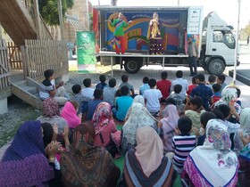 اجرای نمایش کامیونت سیار کانون گلستان برای مناطق سیل‌زده‌